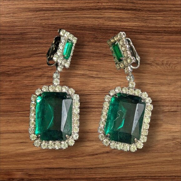 Vintage Emerald Green Rhinestone Clip-On Earrings Rectangular Drop - Picture 2 of 4